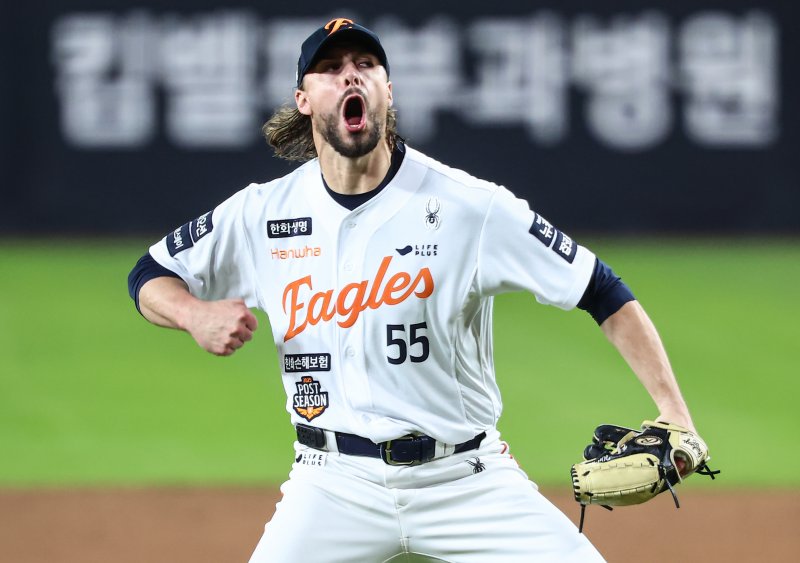 30일 대전 한화생명볼파크에서 열린 프로야구 2025 신한 SOL뱅크 KBO 포스트시즌 한국시리즈 4차전 LG 트윈스와 한화 이글스의 경기, 한화 선발투수 와이스가 7회초 1사 1,2루 상황에서 LG 문성주를 병살타 처리 후 포효하고 있다. 2025.10.30/뉴스1 ⓒ News1 김도우 기자