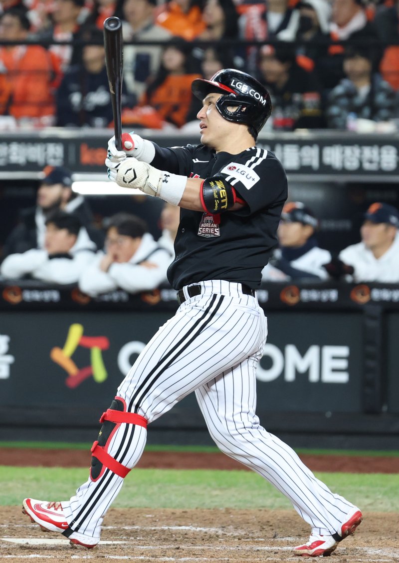 30일 대전 한화생명볼파크 열린 프로야구 2025 신한 SOL뱅크 KBO 한국시리즈 4차전 LG 트윈스와 한화 이글스의 경기에서 9회초 무사 1루에서 LG 박동원이 2점 홈런을 치고 있다. 2025.10.30/뉴스1 ⓒ News1 김기남 기자