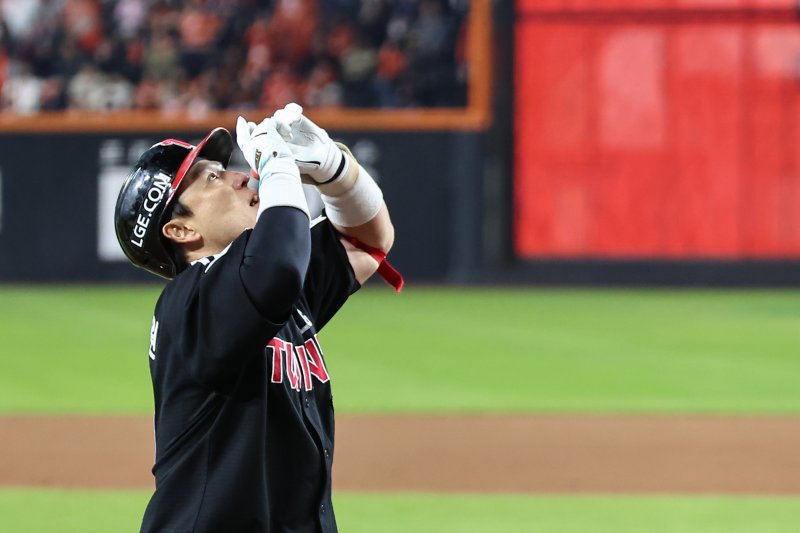 30일 대전 한화생명볼파크에서 열린 프로야구 2025 신한 SOL뱅크 KBO 포스트시즌 한국시리즈 4차전 LG 트윈스와 한화 이글스의 경기, 9회초 무사 1루 상황에서 LG 박동원이 투런홈런을 치고 기뻐하고 있다. 2025.10.30/뉴스1 ⓒ News1 김도우 기자