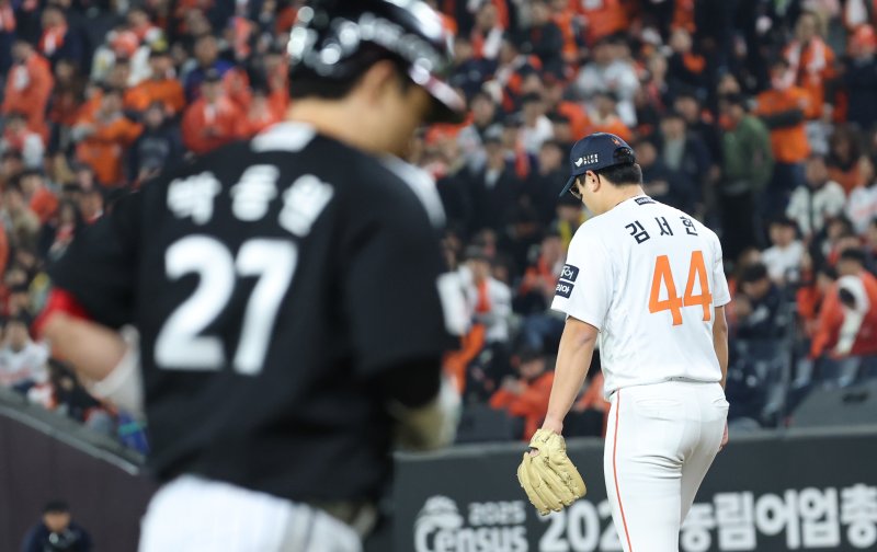 30일 대전 한화생명볼파크 열린 프로야구 2025 신한 SOL뱅크 KBO 한국시리즈 4차전 LG 트윈스와 한화 이글스의 경기에서 9회초 무사 1루에서 김서현이 LG 박동원에게 2점 홈런을 허용하고있다. 2025.10.30/뉴스1 ⓒ News1 김기남 기자