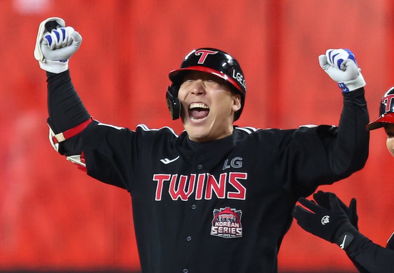 30일 대전 한화생명볼파크에서 열린 프로야구 2025 신한 SOL뱅크 KBO 포스트시즌 한국시리즈 4차전 LG 트윈스와 한화 이글스의 경기, 8회초 2사 1,2루 상황에서 LG 김현수가 적시타를 치고 기뻐하고 있다. 2025.10.30/뉴스1 ⓒ News1 김도우 기자