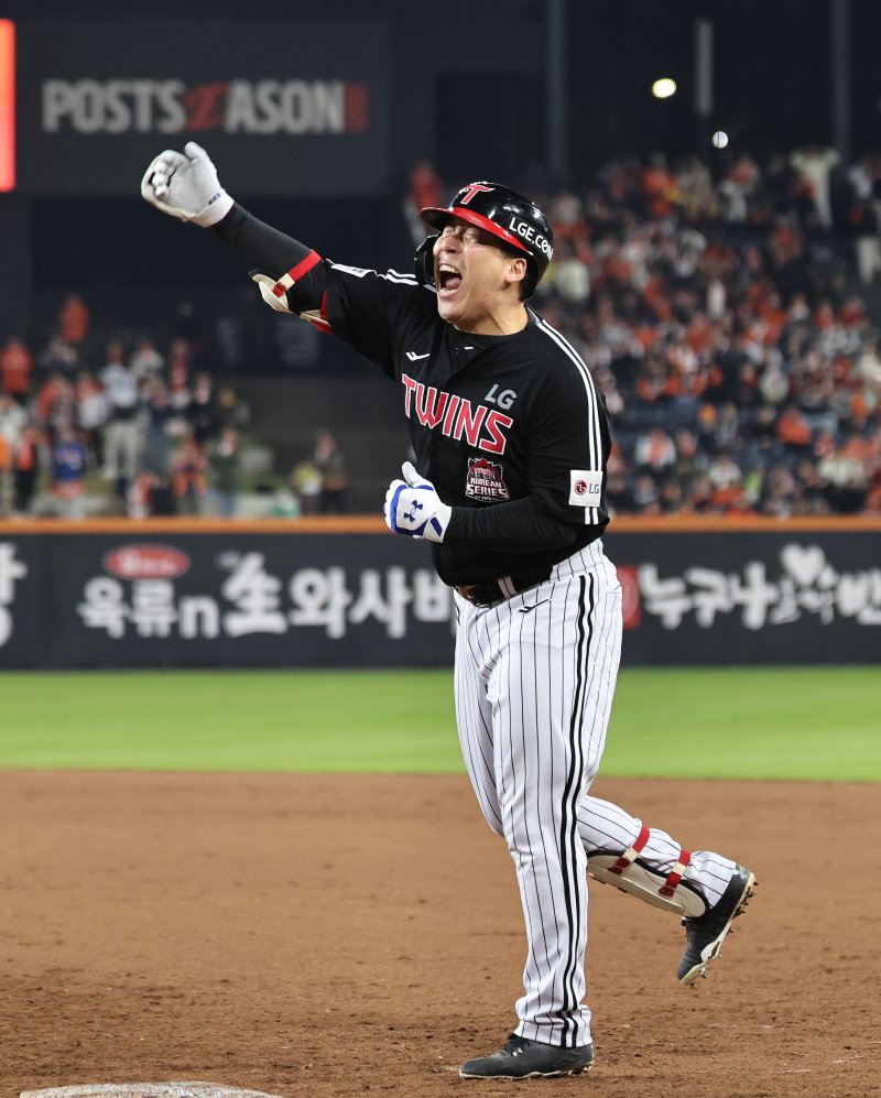 30일 대전 한화생명볼파크에서 열린 프로야구 2025 신한 SOL뱅크 KBO 포스트시즌 한국시리즈 4차전 LG 트윈스와 한화 이글스의 경기, 9회초 2사 2,3루 상황때 LG 김현수가 2타점 역전타를 때린 뒤 환호하고 있다. 2025.10.30/뉴스1 ⓒ News1 구윤성 기자