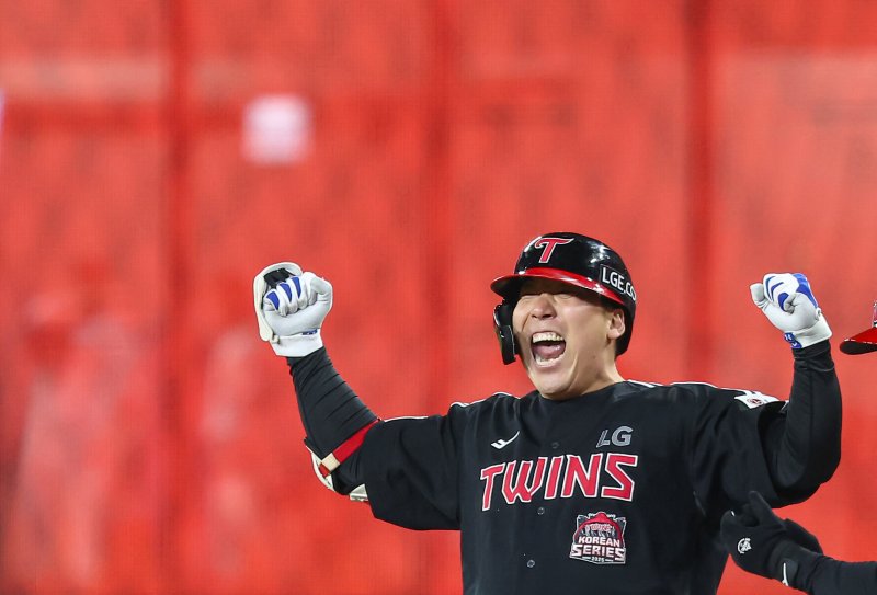 30일 대전 한화생명볼파크에서 열린 프로야구 2025 신한 SOL뱅크 KBO 포스트시즌 한국시리즈 4차전 LG 트윈스와 한화 이글스의 경기, 9회초 2사 2,3루 상황에서 LG 김현수가 역전 적시타를 치고 기뻐하고 있다. 2025.10.30/뉴스1 ⓒ News1 김도우 기자