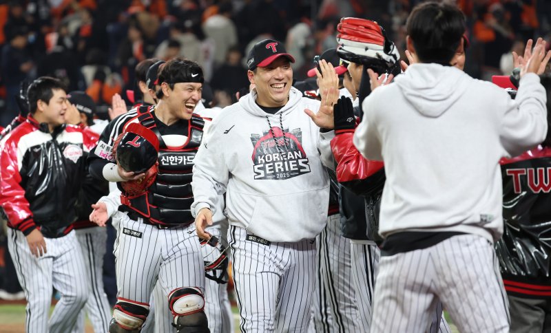 30일 대전 한화생명볼파크 열린 프로야구 2025 신한 SOL뱅크 KBO 한국시리즈 4차전 LG 트윈스와 한화 이글스의 경기에서 9회초 LG 가 역전하며 4차전 승리의 기쁨을 나누고 있다. 2025.10.30/뉴스1 ⓒ News1 김기남 기자