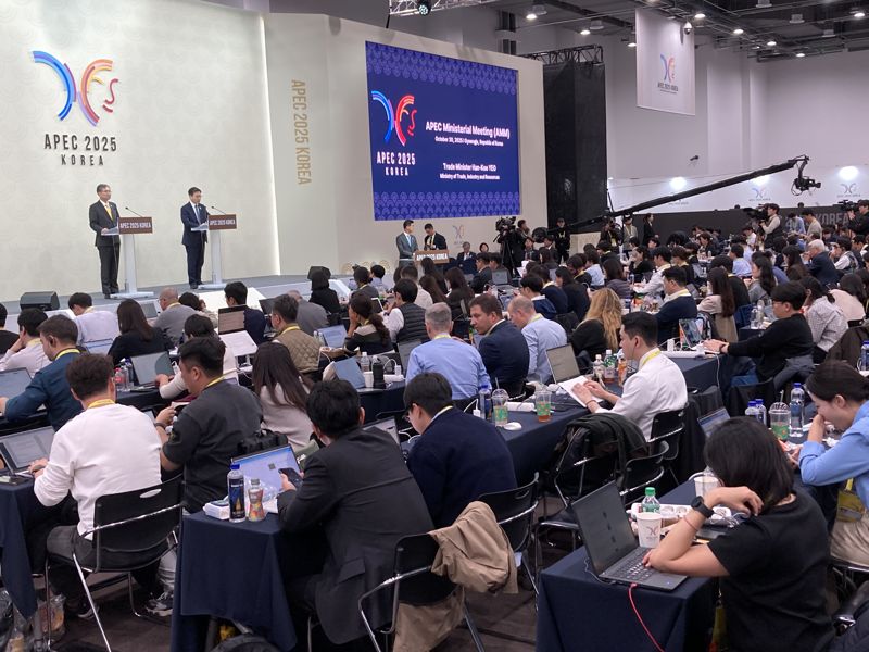 조현 외교부 장관과 여한구 산업통상부 통상교섭본부장이 지난 30일 경주 국제미디어센터에서 국내외 기자들에게 언론 브리핑을 갖고 있다. 사진=김경수 기자