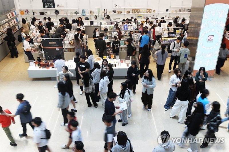 '뮷즈' 고르는 관람객들 (출처=연합뉴스)