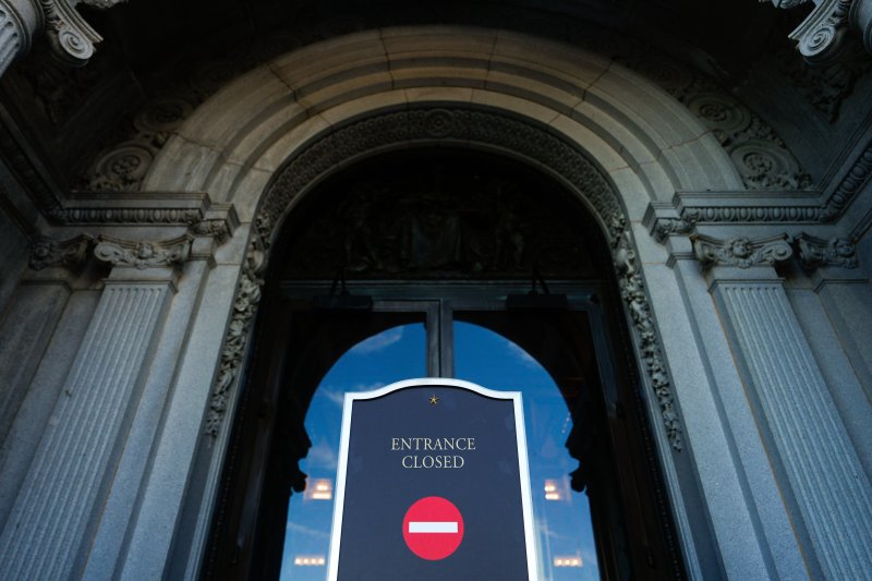 [워싱턴=AP/뉴시스] 미연방 정부 셧다운(일시 업무정지) 첫날인 1일(현지 시간) 워싱턴 D.C.에 있는 의회 도서관 입구에 폐쇄 안내문이 붙어 있다. 2025.10.02.