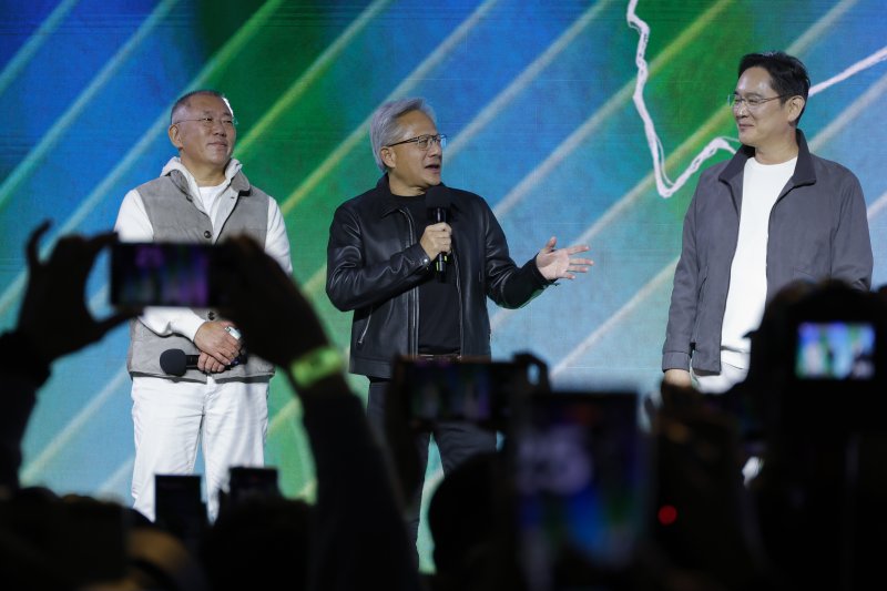 [서울=뉴시스] 정병혁 기자 = 젠슨 황 엔비디아 최고경영자(CEO)와 이재용 삼성전자 회장, 정의선 현대차그룹 회장이 전날인 30일 서울 강남구 코엑스에서 열린 엔비디아 지포스 게이머 페스티벌에서 인사말을 하고 있다.(공동취재) 2025.10.30. photo@newsis.com