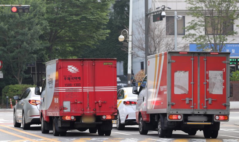 배송 중인 택배차량들.(사진은 기사 내용과 무관함) / 뉴스1