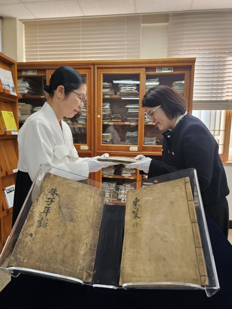 영산선학대학교의 고서와 근대문헌 기증 자료 전달식 (국립중앙도서관 제공)
