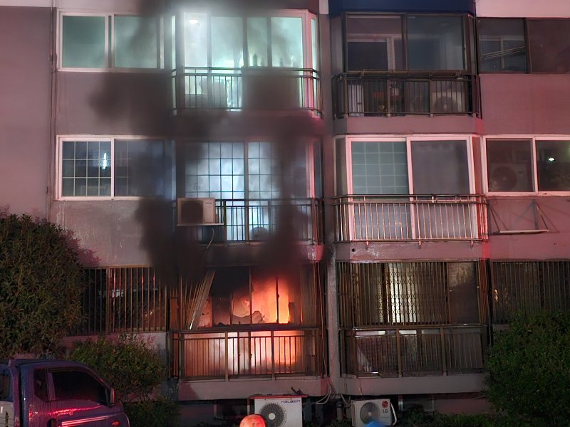 [부산=뉴시스] 30일 오후 7시54분께 부산 금정구의 한 아파트 1층 A씨의 집에서 불이 났다. (사진=부산소방재난본부 제공) 2025.10.31. photo@newsis.com *재판매 및 DB 금지