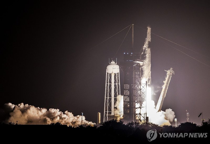 지난 4월 군 정찰위성 4호기 탑재 우주발사체 '팰컨9'이 미국서 발사되는 모습 (출처=연합뉴스)