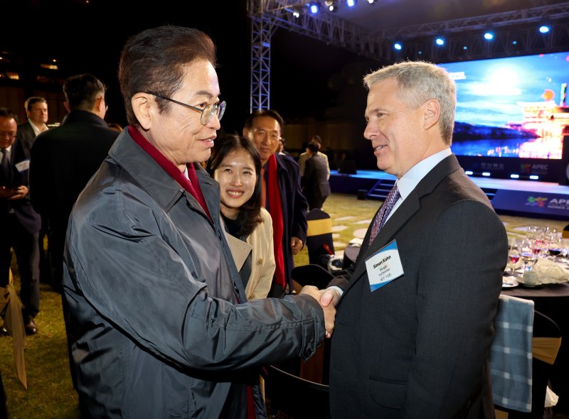 [경주=뉴시스] 30일 저녁 경주 황룡원에서 열린 '경북도 초청 글로벌 최고경영자(CEO) 환영 만찬'엣서 이철우 경북도지사가 시몬 칸 구글 부사장과 인사하고 있다. (사진=경북도 제공) 2025.10.31. photo@newsis.com *재판매 및 DB 금지