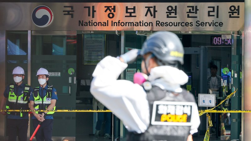 27일 오전 대전 유성구 국가정보자원관리원 화재현장에서 경찰 과학수사대 화재감식 관계자들이 건물 내부로 이동하고 있다. 2025.9.27/뉴스1 ⓒ News1 김진환 기자