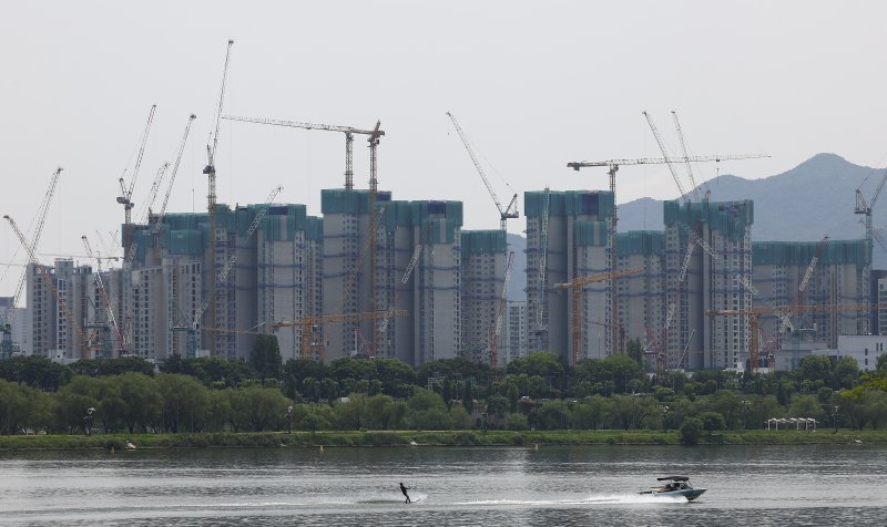서울 용산구 한강시민공원에서 바라본 아파트 건설 현장 모습. 뉴시스