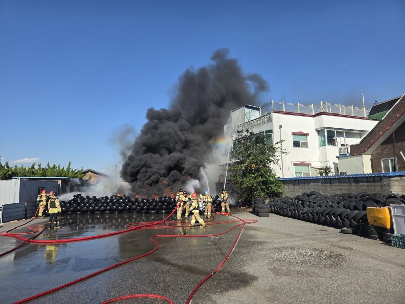 [세종=뉴시스] 화재 진화를 하고 있는 소방대원. (사진=세종소방본부 제공). 2025.10.31. photo@newsis.com. *재판매 및 DB 금지