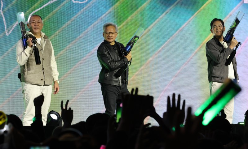 젠슨 황 엔비디아 CEO가 30일 밤 서울 강남구 코엑스광장에서 지포스(GeForce) 한국 25주년을 기념해 열린 '지포스 게이머 페스티벌'에 이재용 삼성전자 회장, 정의선 현대차그룹 회장과 함께 올라 인사를 하고 있다. (공동취재) 2025.10.30/뉴스1 ⓒ News1 김진환 기자