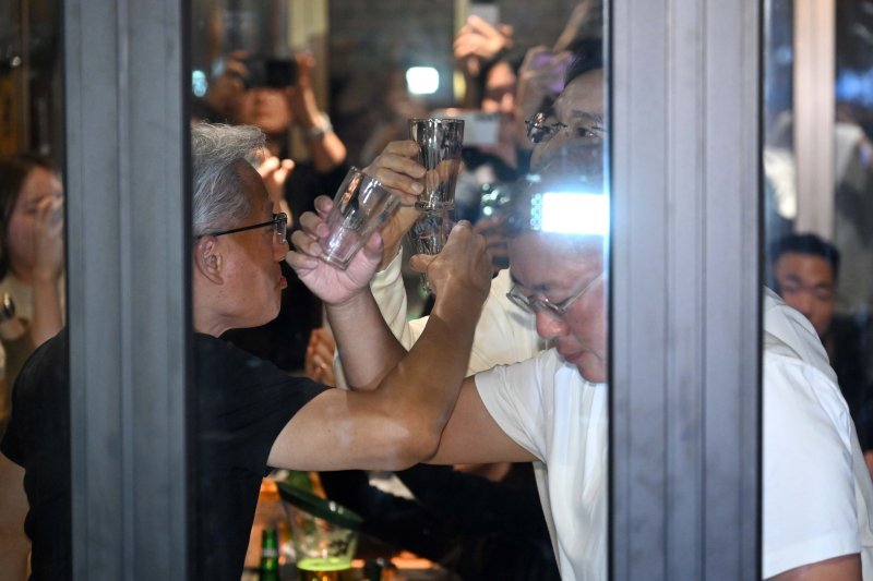 젠슨 황 엔비디아 최고경영자(CEO)가 30일 오후 서울 강남구 삼성역 인근 깐부치킨 매장에서 이재용 삼성그룹 회장, 정의선 현대차그룹 회장과 치킨 회동을 하고 있다. (공동취재) 2025.10.30/뉴스1 ⓒ News1 김진환 기자