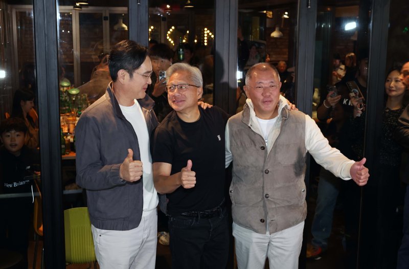 이재용(왼쪽부터) 삼성전자 회장, 젠슨 황 엔비디아 최고경영자(CEO), 정의선 현대차그룹 회장이 30일 서울 강남구 삼성동의 한 치킨집에서 회동을 마친 뒤 기념촬영을 하고 있다. (공동취재) 2025.10.30/뉴스1 ⓒ News1 김진환 기자