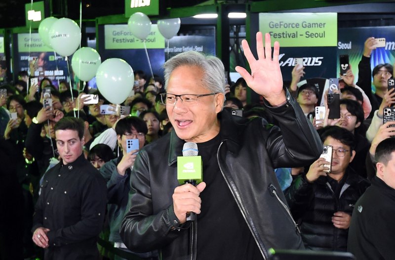 젠슨 황 엔비디아 최고경영자(CEO)가 30일 오후 서울 강남구 삼성동 코엑스 광장에서 열린 지포스 게이머 페스티벌(GeForce Gamer Festival); 엔비디아 PC 게임 페스티벌에 앞서 한국 팬들에게 인사를 하고 있다. (공동취재) 2025.10.30/뉴스1 ⓒ News1 김진환 기자