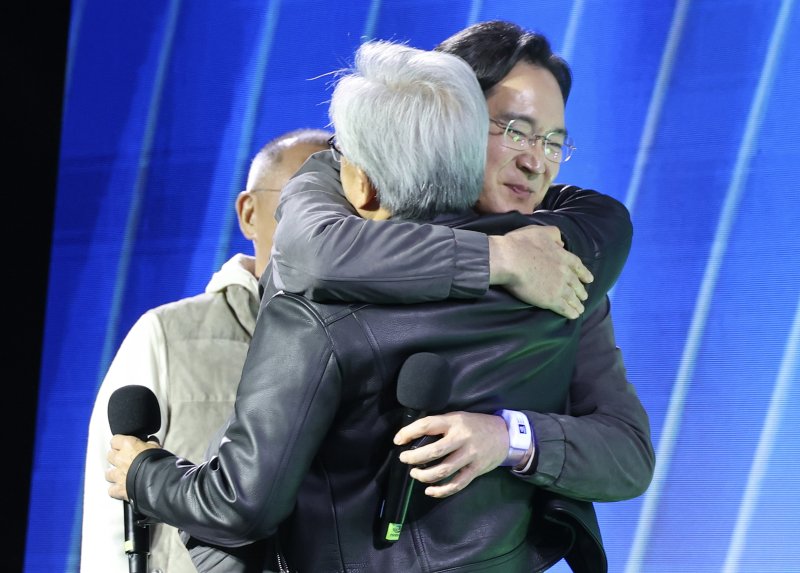 이재용 삼성전자 회장이 지난 30일 서울 강남구 코엑스에서 열린 엔비디아 지포스 게이머 페스티벌에 참석해 젠슨 황 엔비디아 최고경영자(CEO)와 포옹을 하고 있다. 뉴스1