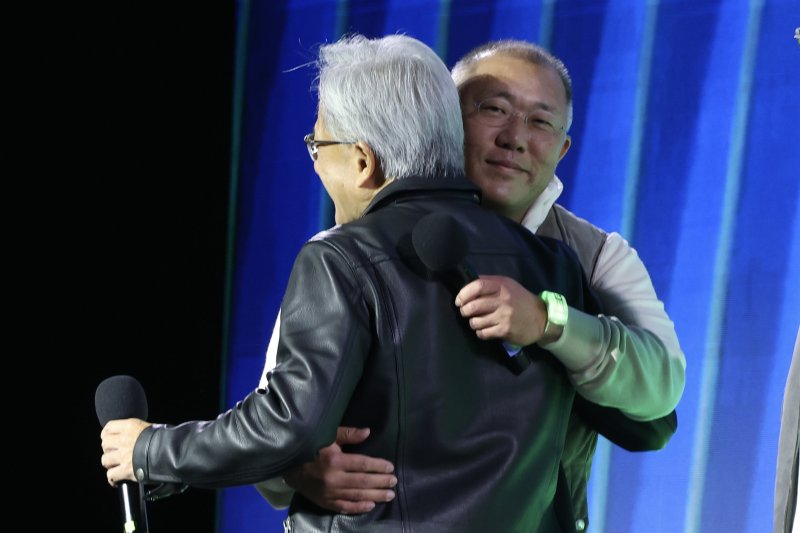 정의선 현대차그룹 회장이 30일 서울 강남구 코엑스에서 열린 엔비디아 지포스 게이머 페스티벌에 참석해 젠슨 황 엔비디아 최고경영자(CEO)와 포옹하고 있다. (공동취재) 2025.10.30/뉴스1 ⓒ News1 김진환 기자