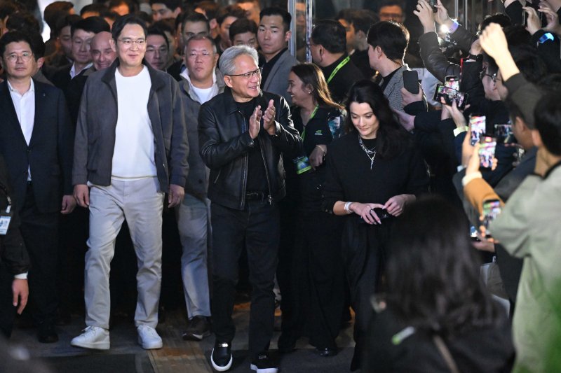 젠슨 황 엔비디아 최고경영자(CEO)가 30일 오후 서울 강남구 코엑스에서 열린 엔비디아 그래픽카드(GPU) ‘지포스’의 한국 출시 25주년 행사에서 이재용 삼성전자 회장, 정의선 현대차그룹 회장과 함께 참석하고 있다. (공동취재) 2025.10.30/뉴스1 ⓒ News1 김진환 기자