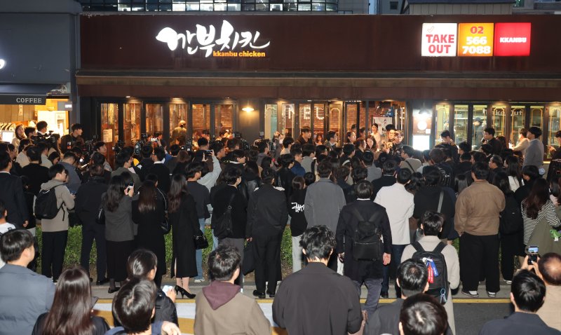 30일 서울 삼성동 인근 깐부치킨 매장 앞으로 젠슨 황 엔비디아 최고경영자가 이재용 삼성전자 회장, 정의선 현대차 그룹 회장이 회동할 것으로 알려지자 취재진과 시민들로 붐비고 있다. (공동취재) 2025.10.30/뉴스1 ⓒ News1 김진환 기자