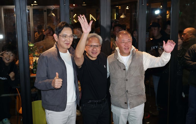 이재용(왼쪽부터) 삼성전자 회장, 젠슨 황 엔비디아 최고경영자(CEO), 정의선 현대차그룹 회장이 30일 서울 강남구 삼성동의 한 치킨집에서 회동을 마친 뒤 기념촬영을 하고 있다. (공동취재) 2025.10.30/뉴스1 ⓒ News1 김진환 기자