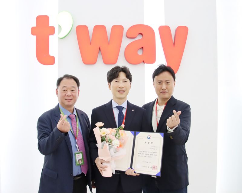 황영조 티웨이항공 여객지원 담당임원(왼쪽부터), 이용택 티웨이항공 운송지원팀장, 안우진 티웨이항공 부대표가 지난 30일 서울 강서구 코엑스컨벤션 마곡 르웨스트홀에서 개최된 '제45회 항공의날 기념식'에서 장관표장을 수상한 뒤 기념촬영을 하고 있다. 티웨이항공 제공