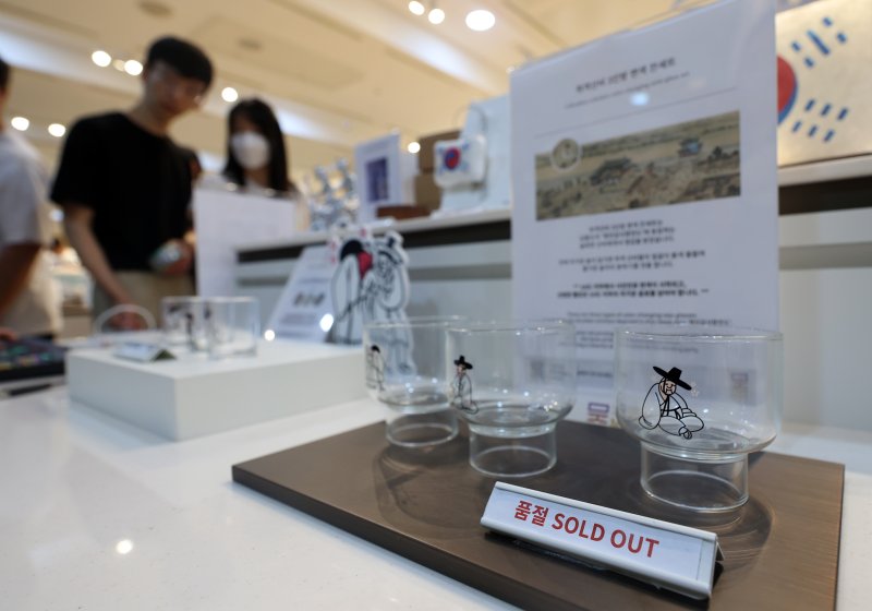 [서울=뉴시스] 이영환 기자 = 15일 오후 서울 용산구 국립중앙박물관 내 공식 굿즈 매장 '뮷즈샵'에서 제품 품절 안내판이 게시되어 있다. 2025.08.15. 20hwan@newsis.com