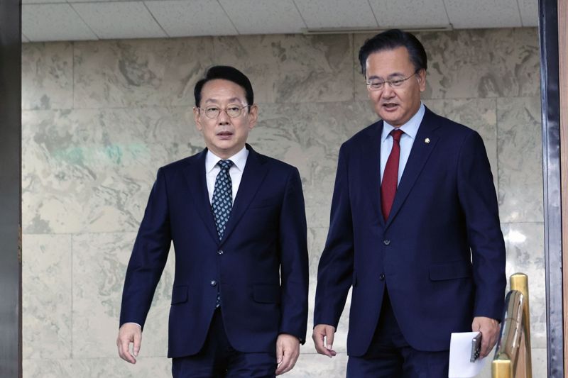 국민의힘 김도읍 정책위의장과 유상범 원내수석이 31일 국회에서 열린 국정감사 대책회의에 참석하고 있다. 사진=서동일 기자