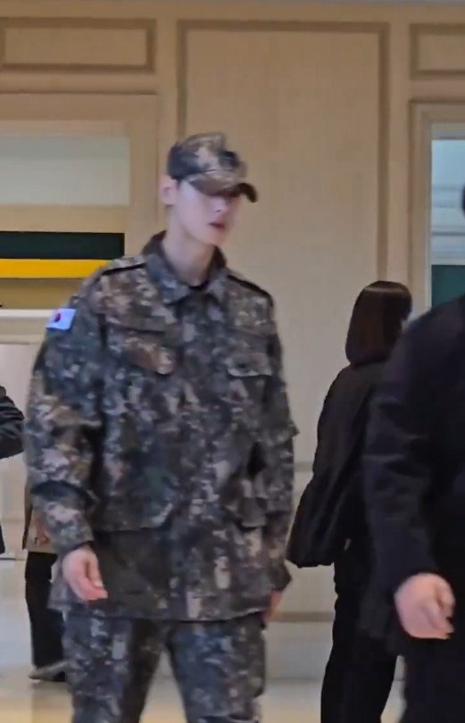 '일병' 차은우, APEC 행사장 포착…군복 입고 독보적 비주얼