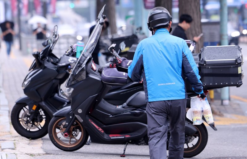 서울의 한 식당가에서 배달 노동자가 분주하게 움적이고 있다. 2025.6.2/뉴스1 ⓒ News1 박지혜 기자