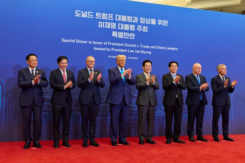 이재명 대통령이 29일 경북 경주 힐튼호텔 그랜드볼룸에서 열린 대통령 주최 정상 특별만찬에 앞서 각국 정상들과 기념촬영을 하고 있다. 왼쪽부터 아누틴 찬위라꾼 태국 총리, 로런스 웡 싱가포르 총리, 앤서니 앨버니지 호주 총리, 도날드 트럼프 미국 대통령, 이 대통령, 르엉 끄엉 베트남 국가주석, 크리스토퍼 럭슨 뉴질랜드 총리, 마크 카니 캐나다 총리. (대통령실 제공. 재판매 및 DB 금지) 2025.10.29/뉴스1 ⓒ News1 허경 기자