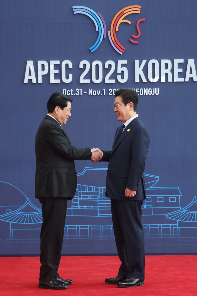 이재명 대통령이 31일 경주화백컨벤션센터(HICO)에서 열린 2025 아시아태평양경제협력체(APEC) 정상회의에 참석한 르엉 끄엉 국가주석을 맞이하고 있다. 연합뉴스