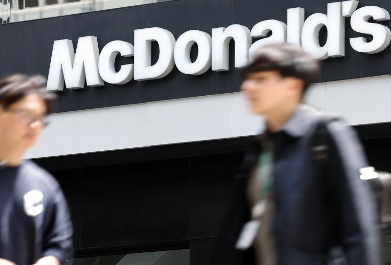 서울 시내의 한 맥도날드 매장 앞으로 시민들이 지나고 있다. /뉴스1 ⓒ News1