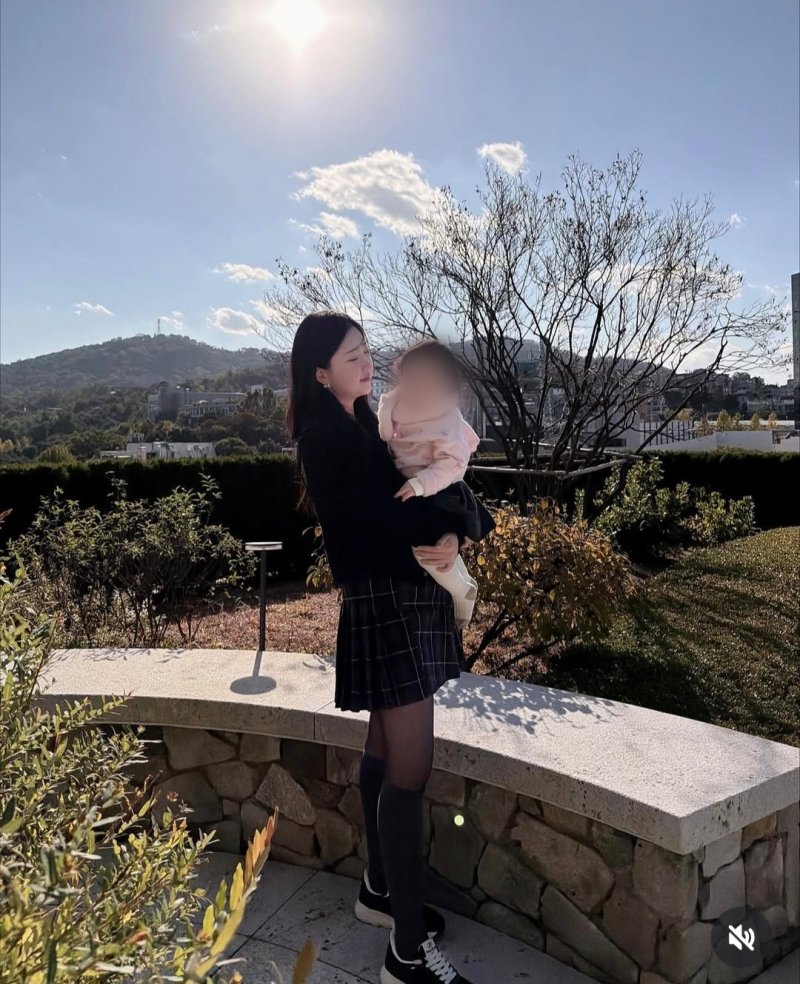 김다예, ♥박수홍·1살 딸과 나들이…특급 귀요미