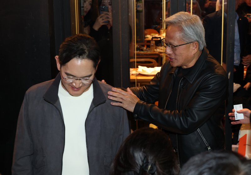 젠슨 황 엔비디아 최고경영자가 30일 서울 강남구 깐부치킨 삼성점에서 이재용 삼성전자 회장, 정의선 현대차그룹 회장과 함께 '치맥' 회동 후 나서고 있다. (공동취재) 2025.10.30/뉴스1 ⓒ News1 김진환 기자