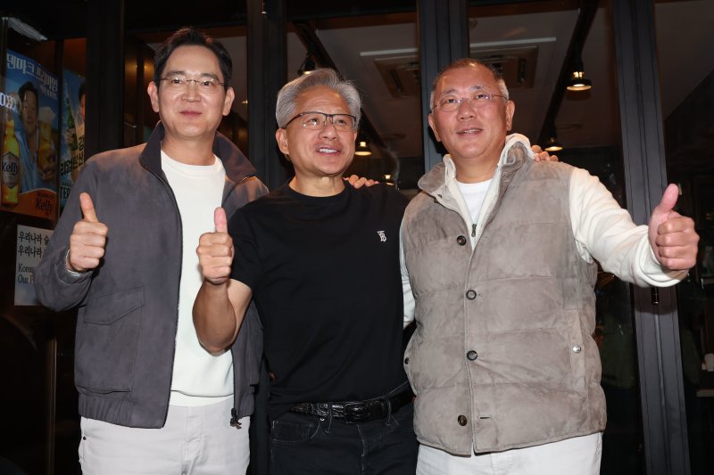 이재용 삼성전자 회장(왼쪽부터)과 젠슨 황 엔비디아 최고경영자(CEO), 정의선 현대차그룹 회장이 30일 저녁 서울 강남구 삼성동 깐부치킨 삼성점에서 '치맥' 회동을 마친 후 기념 촬영을 하고 있다. (공동취재) 2025.10.30/뉴스1 ⓒ News1 김진환 기자