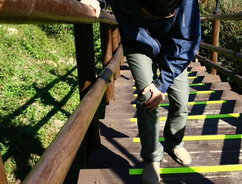 [서울=뉴시스] 가을 등산철 관절 건강을 지키려면 산을 올라갈 때보다 내려올 때 주의해야 한다. 하산 시 무릎에 가해지는 부담은 평지의 3배가 넘기 때문이다.(사진= 미래본병원 제공)