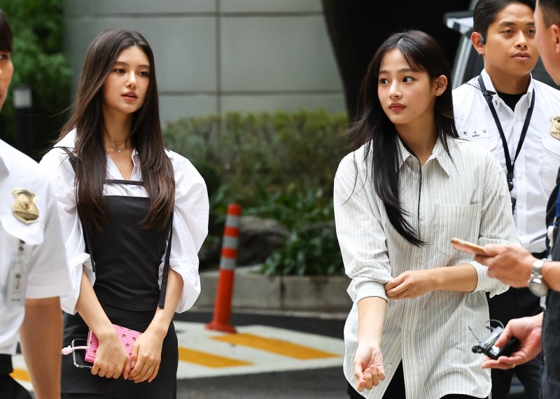 [서울=뉴시스] 최진석 기자 = 뉴진스 다니엘과 민지가 14일 서울 서초구 서울중앙지법에서 열린 '뉴진스 계약해지 선언에 계약 유효 확인 소송' 관련 소송 조정기일에 출석하고 있다. 2025.08.14. myjs@newsis.com