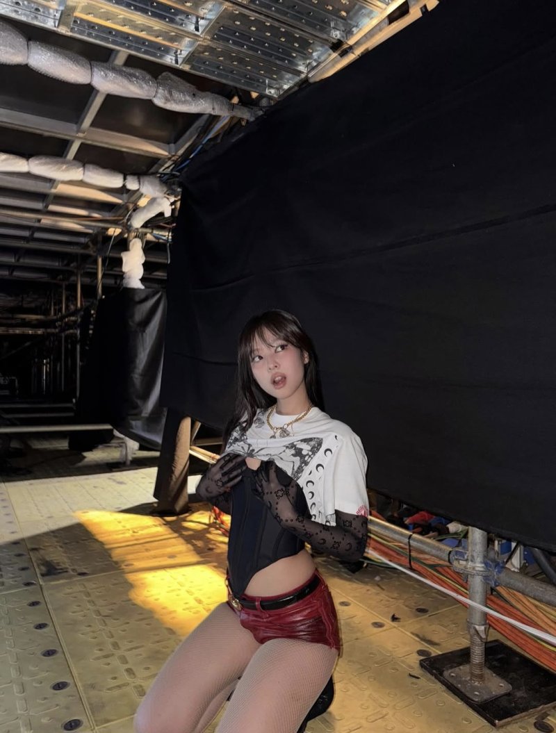 블랙핑크 제니, 코르셋 상의·숏팬츠로 아찔한 섹시미