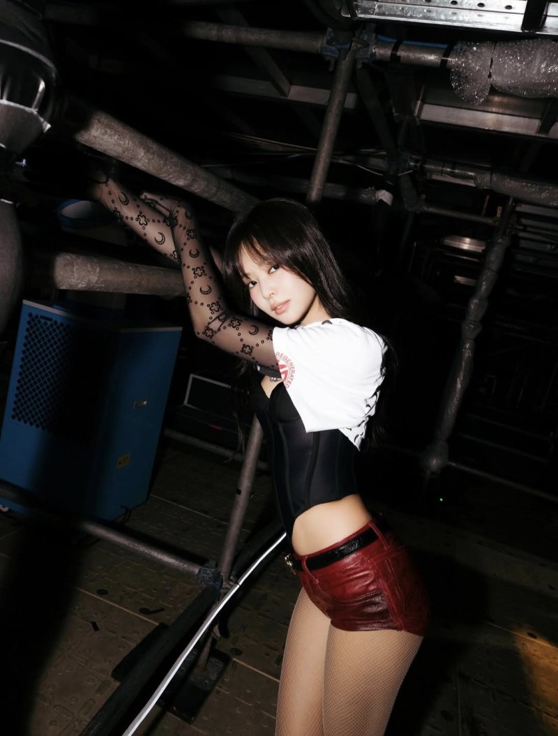 블랙핑크 제니, 코르셋 상의·숏팬츠로 아찔한 섹시미