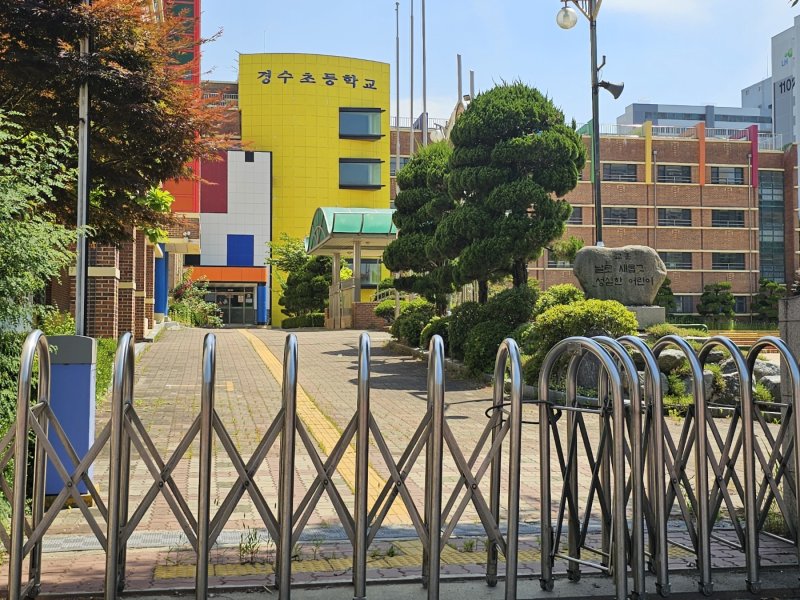 [안산=뉴시스]문영호 기자=교문이 굳게 닫혀 있는 경수초등학교 폐교 전경. 지난해까지 학생들이 등교하던 곳이라 겉으로 보기에는 지금도 운영 중인 학교로 보인다.2025.06.12.sonanom@newsis.com