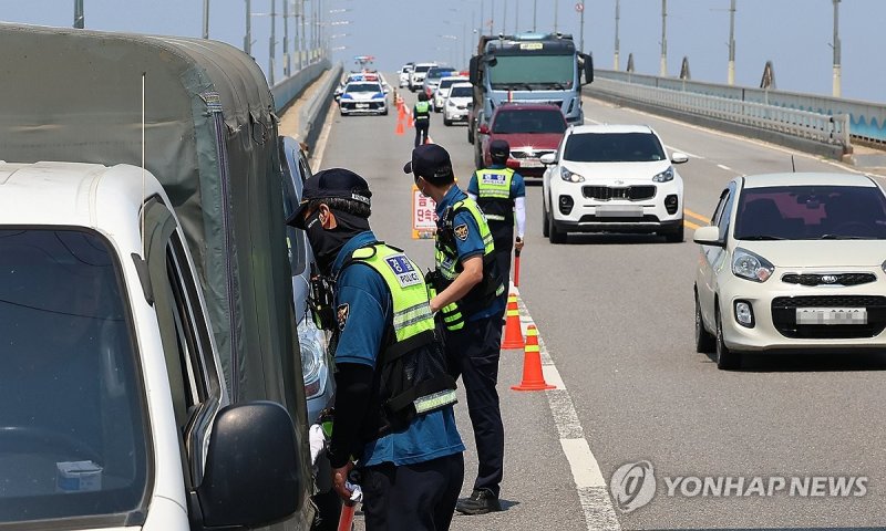지난 6월 대북 전단 살포에 강화 초지대교에서 검문·검색하는 경찰 (출처=연합뉴스)
