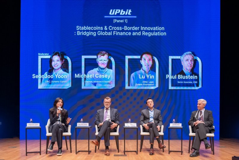 30일 열린 ‘퓨처테크포럼 디지털자산’에서 (왼쪽부터) 윤선주 두나무 CBIO, 마이클 케이시 MIT 미디어랩 디지털 화폐 이니셔티브 수석 고문, 루 인 솔라나 재단 APAC 사업개발 총괄, 폴 블루스타인 금융 저널리스트∙‘킹달러’ 저자가 ‘스테이블코인과 국경간 혁신’을 주제로 패널 토론을 진행하고 있다. 두나무 제공.