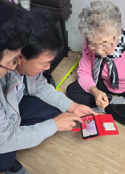 스마트기기 맞춤형 정보화 교육 모습.(서천군 제공. 재판매 및 DB금지)/뉴스1