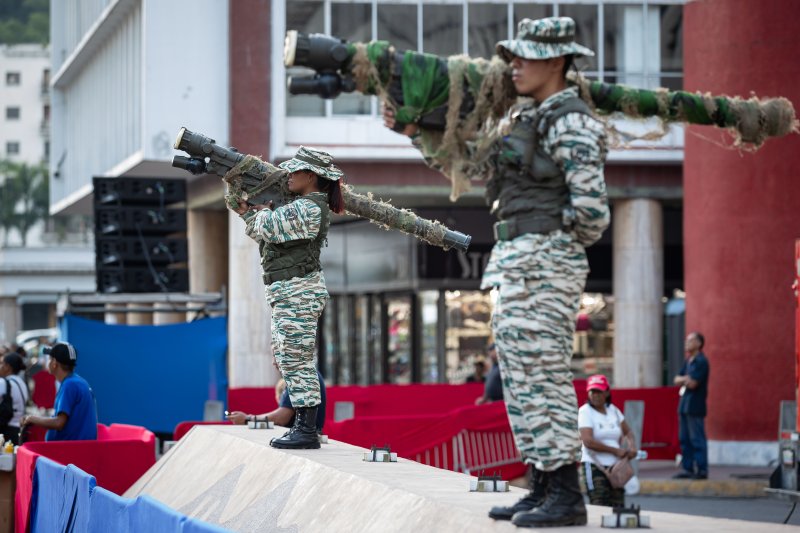 지난달 30일 베네수엘라 카라카스에서 볼리비아 계열 민병대가 러시아산 휴대용 대공 미사일을 들고 있다.EPA연합뉴스