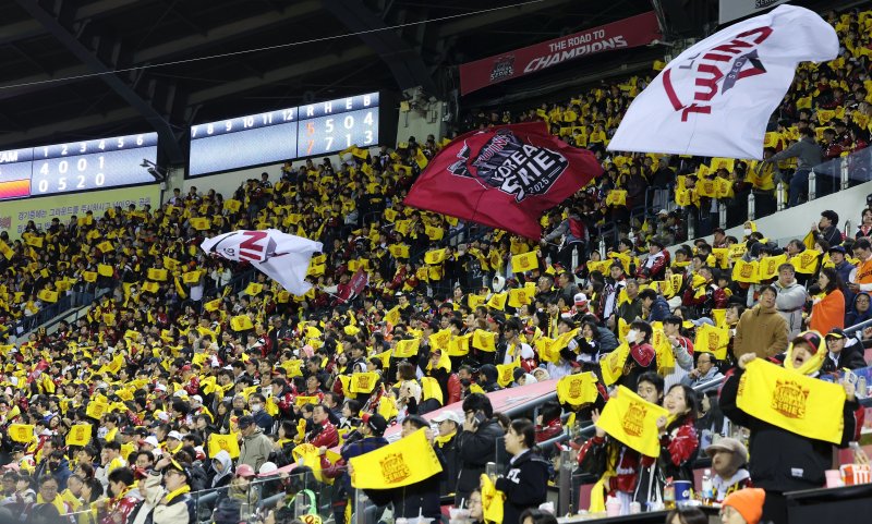 [서울=뉴시스] 홍효식 기자 = 27일 오후 서울 송파구 잠실야구장에서 열린 2025 KBO 한국시리즈 2차전 한화 이글스와 LG 트윈스의 경기, 팬들이 응원하고 있다.한국야구위원회(KBO)는 27일 잠실구장에서 벌어진 한화 이글스와 LG 트윈스의 2025 신한 쏠뱅크 KBO 포스트시즌 KS 2차전 입장권 2만3750장이 모두 팔렸다고 밝혔다. 포스트시즌은 2023년 LG와 KT 위즈의 KS 1차전부터 34경기 연속 매진을 달성하며 연속 경기 매진 신기록 행진을 이어갔다. KS 기준으로는 2022년 SSG 랜더스와 키움 히어로즈의 